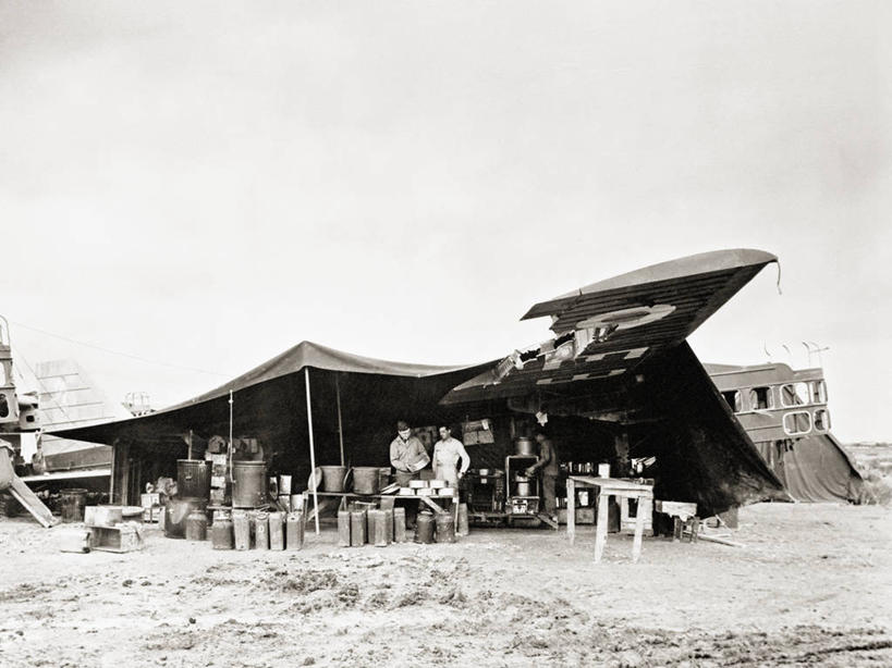 成年人,中年人,三个人,横图,黑白,室外,白天,留白,厨房,飞机,士兵,军事,帐篷,食品,凌乱,战争,摄影,北非,安诺拉盖伊轰炸机,中年男性,爆炸物