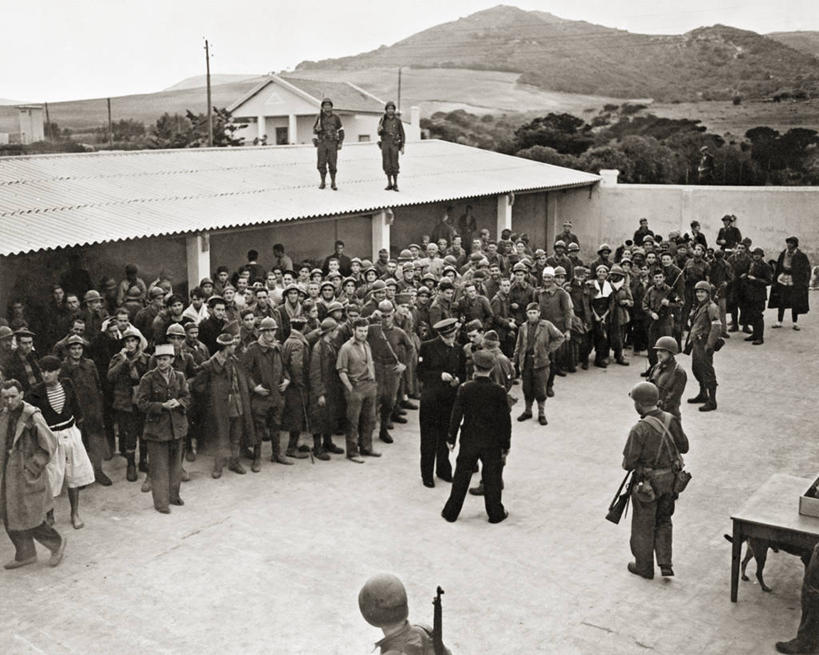 成年人,中年人,水手,横图,黑白,室外,白天,制服,士兵,军事,历史,战争,监狱,摄影,第二次世界大战,犯人,军服,群众,北非,中年男性