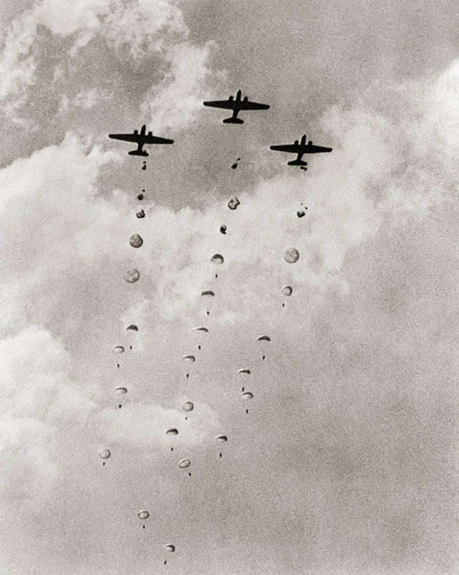 无人,竖图,黑白,室外,白天,仰视,降落伞,美国,军事,极限运动,战争,摄影,第二次世界大战,军用机,跳伞运动,伞兵,低角度拍摄