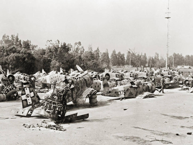 横图,黑白,室外,白天,留白,突尼斯,历史,战争,摄影,飞行器,第二次世界大战,毁灭,军用机,失事