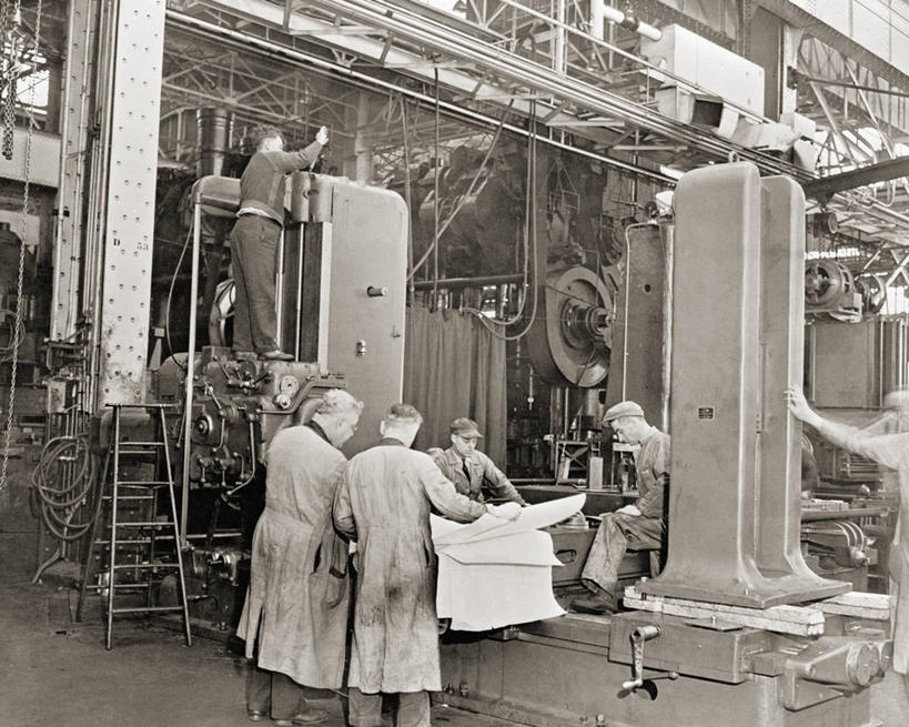 成年人,中年人,工程师,工厂,横图,黑白,室外,白天,美国,五个人,历史,战争,工业,摄影,第二次世界大战,计划书,中年男性