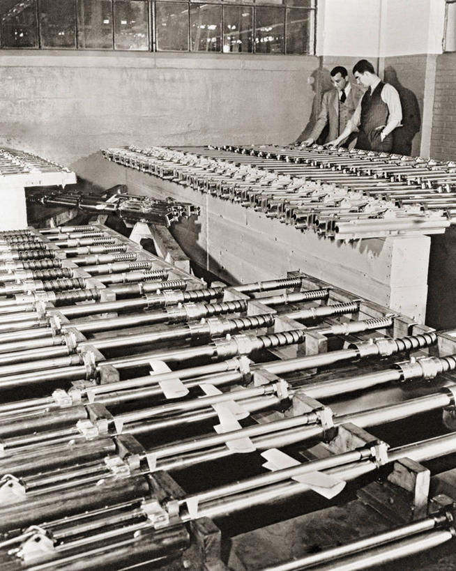 成年人,中年人,两个人,竖图,黑白,室外,白天,美国,战争,工业,摄影,第二次世界大战,机关枪,中年男性