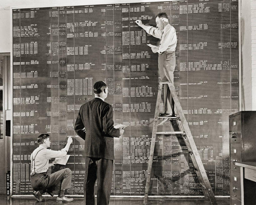 成年人,中年人,三个人,横图,黑白,室内,美国,写,工作,黑板,工业,运输,摄影,中年男性