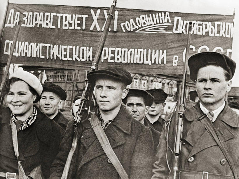 成年人,中年人,老年人,横图,黑白,室外,白天,标语,职业,战争,摄影,第二次世界大战,来福枪,机敏,前苏联,共产主义,老年男性,年轻女性,中年男性,年轻人,俄罗斯人