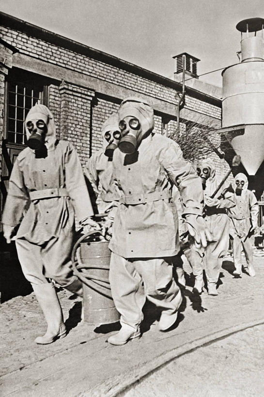 竖图,黑白,室外,白天,朦胧,模糊,战争,摄影,第二次世界大战,防毒面罩,前苏联