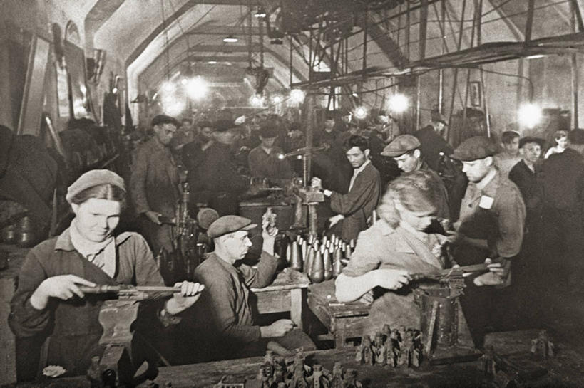 成年人,中年人,工厂,横图,黑白,室内,许多人,一群人,职业,战争,工业,摄影,第二次世界大战,前苏联,共产主义,军火,中年男性,中年女性,塞瓦斯托波尔