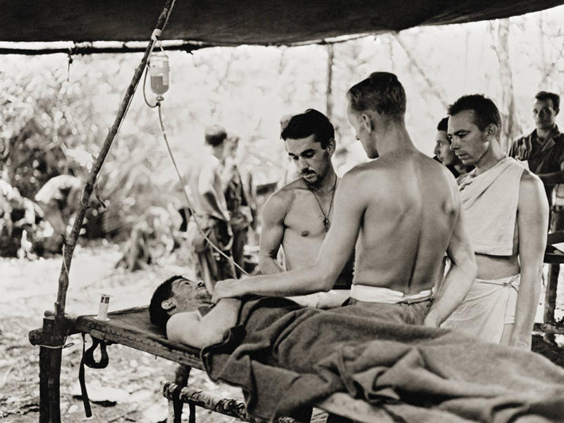 成年人,中年人,四个人,横图,黑白,室外,白天,巴布亚新几内亚,士兵,军事,战争,摄影,第二次世界大战,静脉滴注,年轻男性,中年男性,年轻人,急救员