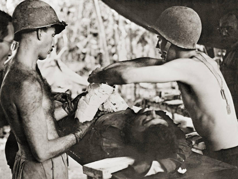 成年人,中年人,医生,横图,黑白,室外,白天,巴布亚新几内亚,五个人,士兵,军事,战争,摄影,手术,第二次世界大战,外科医生,中年男性