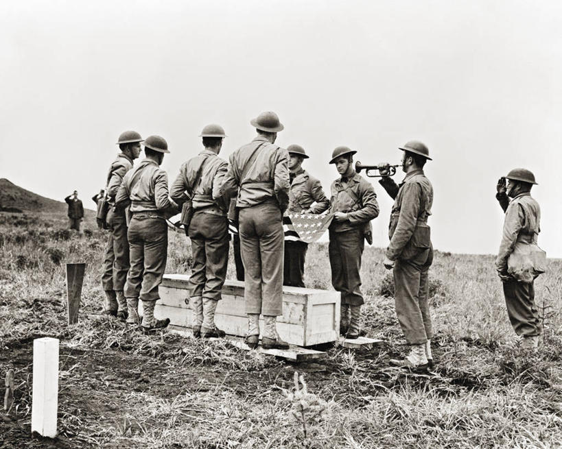 成年人,横图,黑白,室外,白天,留白,美国,士兵,军事,战争,摄影,死亡,第二次世界大战,棺材,墓穴,葬礼,阿留申群岛,年轻男性,年轻人