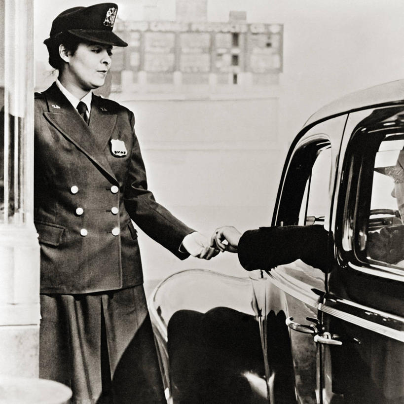 成年人,中年人,两个人,方图,黑白,室外,白天,制服,汽车,纽约,美国,工作,历史,运输,摄影,权威,皇后区,中年女性,军官