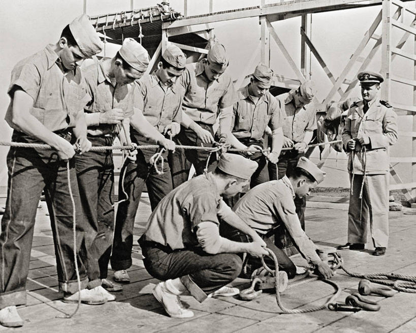 成年人,中年人,水手,横图,黑白,室外,白天,制服,美国,捆扎,工作,教育,绳子,打结,运输,摄影,加利福尼亚,军服,圣马特奥县,年轻男性,中年男性,年轻人