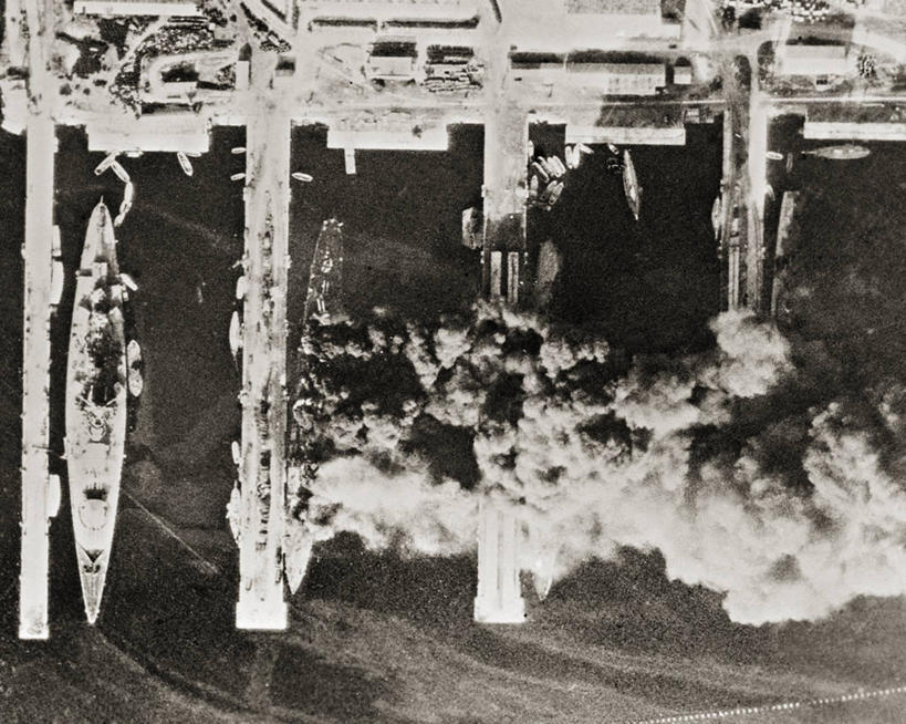 无人,码头,横图,俯视,航拍,黑白,室外,白天,火,法国,烟,战争,摄影,军舰,鸟瞰,毁灭,战船,土伦,高角度拍摄