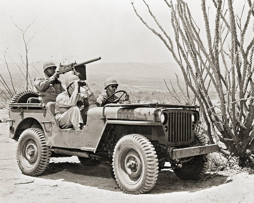 成年人,三个人,横图,黑白,室外,白天,美国,军事,历史,运输,摄影,第二次世界大战,加利福尼亚,监视,机关枪,四驱车,年轻男性,年轻人,军官