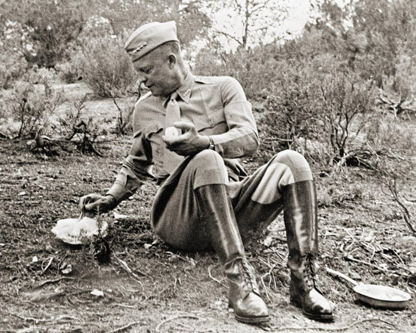 成年人,中年人,老年人,一个人,吃,横图,黑白,室外,白天,侧面,午餐,突尼斯,仅一个男性,仅一个人,仅一个中年男性,军事,历史,战争,摄影,第二次世界大战,将军,老年男性,男人,男性,中年男性,艾森豪威尔总统