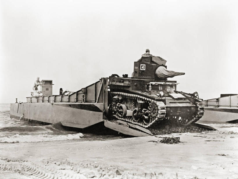 横图,黑白,室外,白天,留白,美国,军事,历史,战争,运输,摄影,坦克,登陆艇,海滩