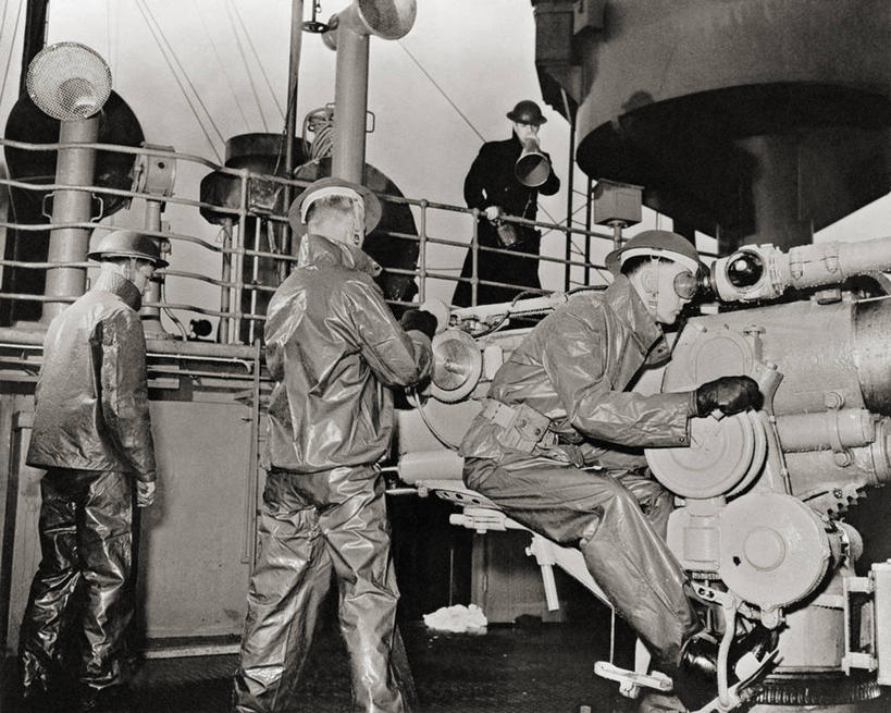 成年人,中年人,四个人,横图,黑白,室外,白天,军事,战争,摄影,第二次世界大战,瞄准,海军,年轻男性,中年男性,年轻人,美国海军