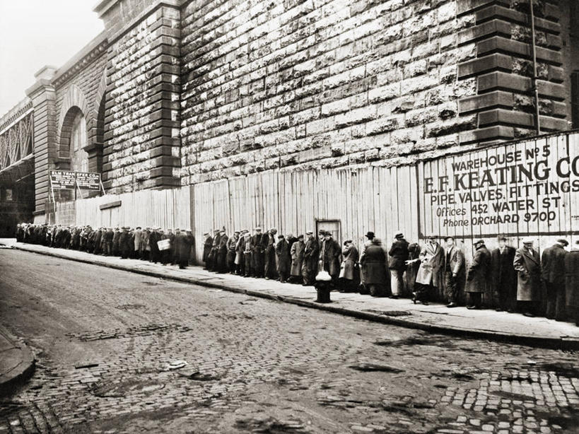 成年人,中年人,老年人,横图,黑白,室外,白天,城市,道路,街道,路,公路,纽约,美国,列队,曼哈顿,交通,许多人,历史,排队,一群人,金融,摄影,吊桥,贫穷,布鲁克林桥,老年男性,年轻男性,中年男性,年轻人,马路,大萧条