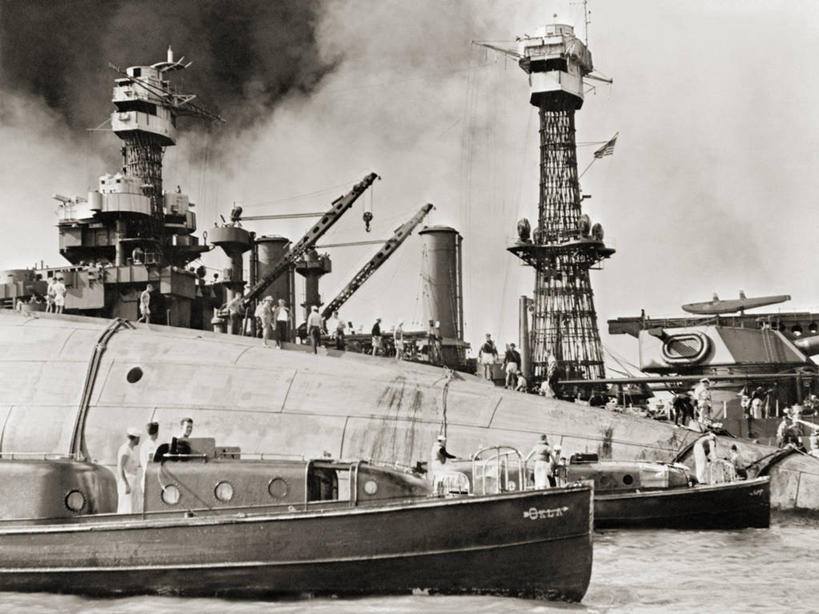 水手,横图,黑白,室外,白天,船,军事,烟,战争,摄影,第二次世界大战,海军,毁灭,战船,夏威夷群岛,太平洋岛屿,美国海军