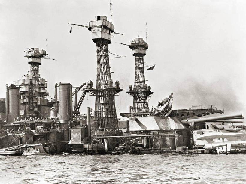 水手,横图,黑白,室外,白天,船,军事,烟,战争,摄影,第二次世界大战,海军,毁灭,战船,夏威夷群岛,太平洋岛屿,美国海军