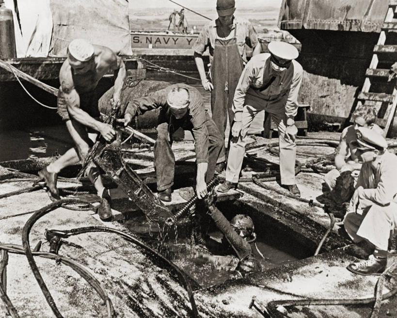 成年人,中年人,横图,黑白,室外,白天,军事,战争,摄影,第二次世界大战,海军,毁灭,监视,防毒面罩,夏威夷群岛,水中呼吸器,援救,太平洋岛屿,年轻男性,中年男性,年轻人,水肺潜水,美国海军