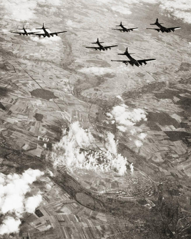 无人,竖图,俯视,航拍,黑白,室外,白天,爆炸,战争,摄影,空军,图标,第二次世界大战,鸟瞰,毁灭,轰炸,安诺拉盖伊轰炸机,高角度拍摄,美国空军,空袭,爆炸物