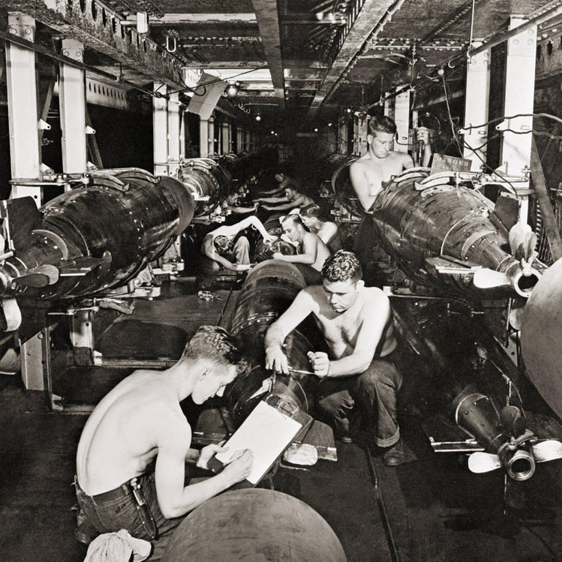 成年人,方图,黑白,室内,裸露,战争,摄影,第二次世界大战,海军,裸,潜水艇,鱼雷,年轻男性,年轻人,美国海军