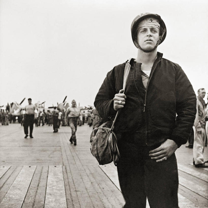 成年人,一个人,医生,方图,黑白,室外,白天,摄影,海军,航空母舰,座舱,年轻男性,年轻人,急救员,美国海军