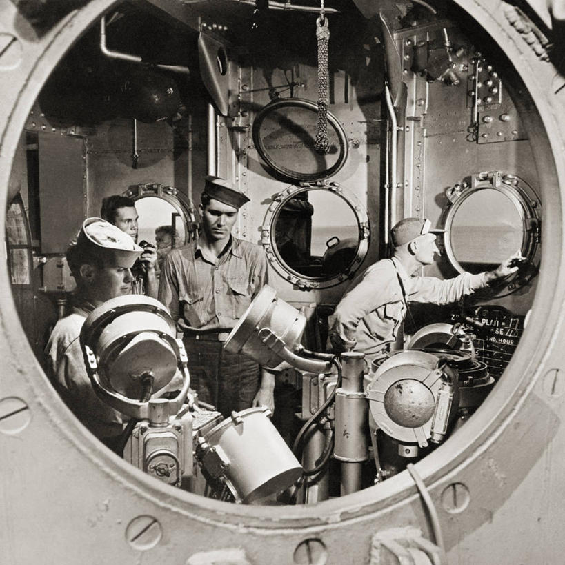 成年人,中年人,老年人,四个人,水手,方图,黑白,室内,白天,雷达,摄影,保护,海军,舷窗,机敏,老年男性,年轻男性,年轻人,美国海军