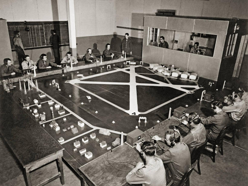 成年人,中年人,老年人,机场,横图,黑白,室内,地图,许多人,模型,停机坪,一群人,模仿,摄影,老年男性,男人,年轻男性,中年男性,年轻人