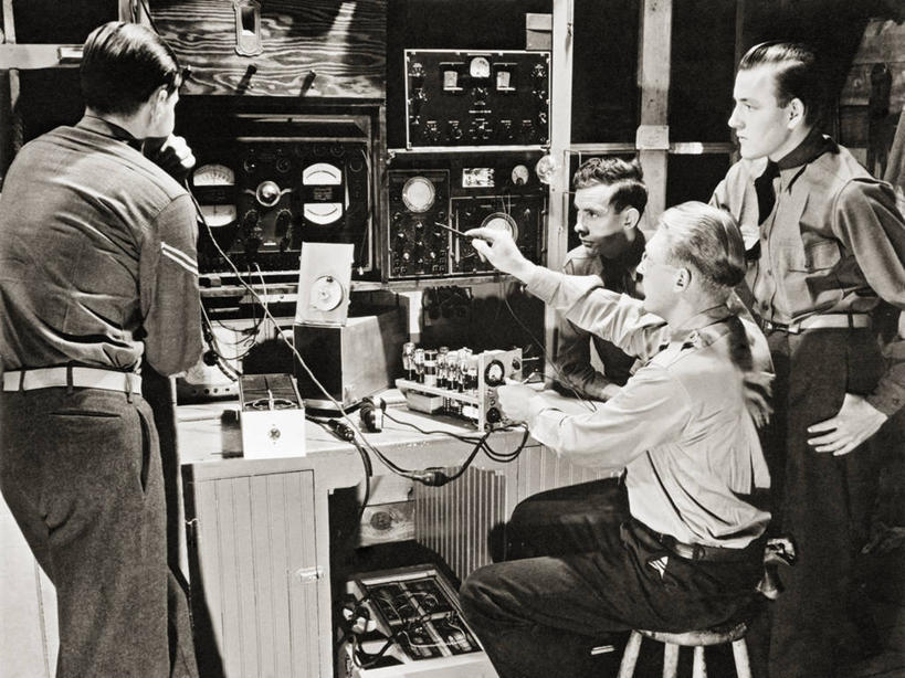 成年人,中年人,四个人,学生,教师,横图,黑白,室内,教室,摄影,知识,忠告,年轻男性,中年男性,年轻人