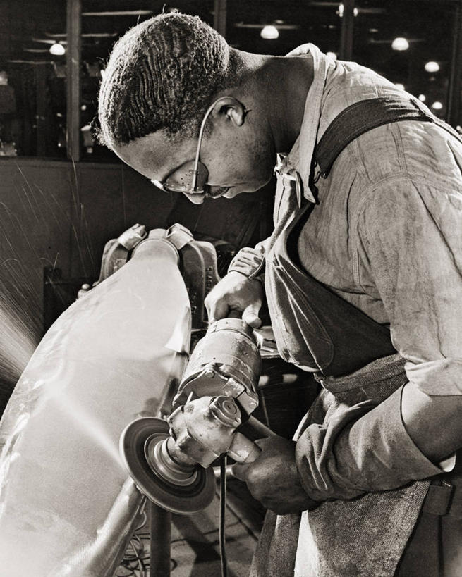 成年人,一个人,工厂,竖图,黑白,室内,金属制品,仅一个男性,仅一个人,仅一个年轻男性,职业,去角质,摄影,研磨,电动工具,磨光机,男人,男性,年轻男性,年轻人