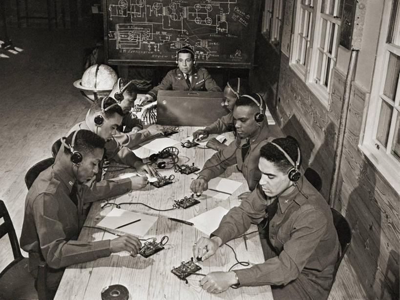 成年人,老年人,学生,教师,横图,黑白,室内,士兵,黑板,教室,战争,摄影,空军,电,第二次世界大战,电报机,忠告,老年男性,年轻男性,年轻人,美国军事