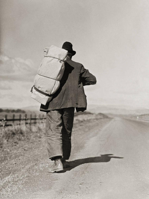 成年人,一个人,竖图,黑白,室外,白天,留白,寂寞,仅一个男性,行人,摄影,贫穷,男人,步行