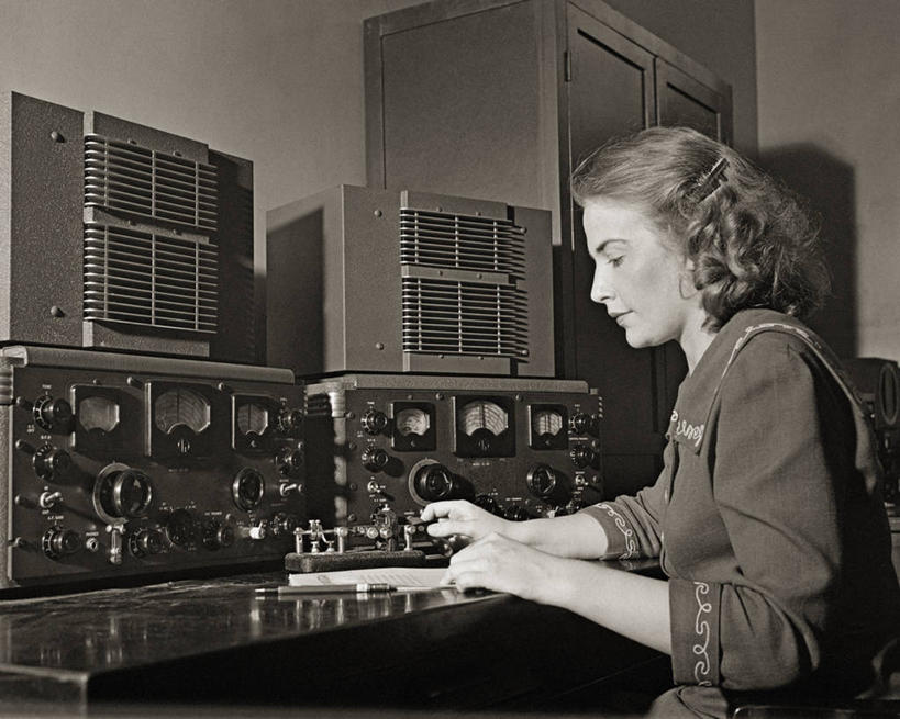 成年人,一个人,横图,黑白,室内,通讯,仅一个年轻女性,仅一个女性,仅一个人,摄影,无线电通信塔,电报机,年轻女性,女人,女性,年轻人