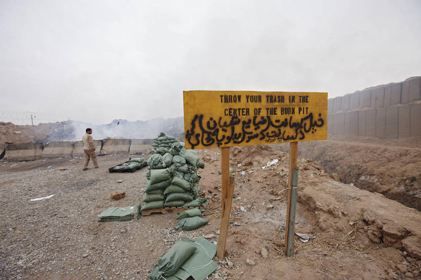 横图,室外,白天,阿富汗,火焰,垃圾,燃烧,烟,战争,摄影,打斗,惊骇,彩图