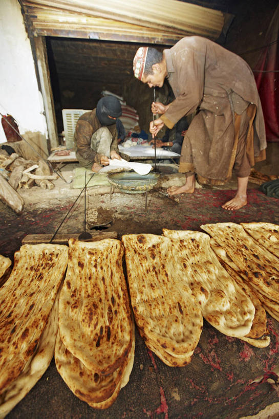 面包,面食,成年人,两个人,商店,竖图,室外,白天,烹饪,农业,阿富汗,烤炉,料理,食品,面点,饼,菜肴,美食,饮食,食物,摄影,佳肴,薄饼,烘焙师,飞饼,印度飞饼,印度料理,印度薄饼,男人,彩图,小麦面粉,传统文化