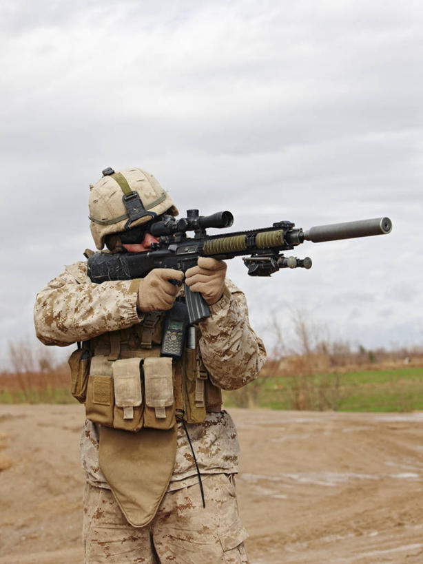 成年人,一个人,竖图,室外,白天,安全,阿富汗,仅一个男性,仅一个人,盔甲,枪支,头盔,头饰,防护,仅一个年轻男性,武器,战争,摄影,保护,打斗,保险,防御,进攻,来福枪,狙击手,铠甲,防具,防卫,技能,平安,男人,男性,年轻男性,年轻人,彩图,甲胄,美国海军陆战队,消音器