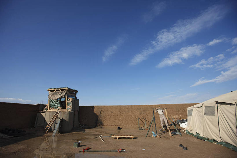 成年人,一个人,健身房,引体向上,横图,室外,白天,锻炼,阿富汗,仅一个男性,仅一个人,冲突,仅一个年轻男性,摄影,军事演习,男人,男性,年轻男性,年轻人,彩图,美国海军陆战队