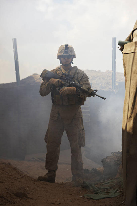 成年人,一个人,站,竖图,室外,白天,仅一个男性,仅一个人,艺术,燃烧,仅一个年轻男性,烟,战争,摄影,恐怖,文学,打斗,肖像,梦想,惊骇,技能,男人,男性,年轻男性,年轻人,彩图,M16步枪,美国海军陆战队,超现实主义,流派,艺术流派