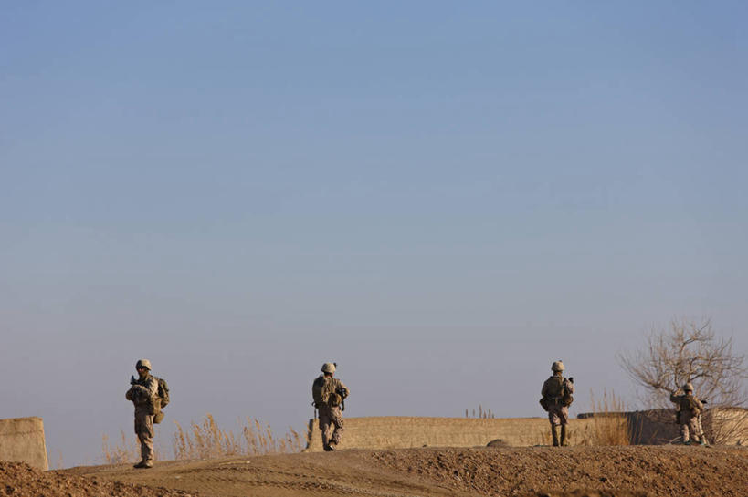成年人,四个人,横图,室外,白天,阿富汗,朦胧,模糊,冲突,摄影,年轻男性,年轻人,彩图,军官,美国海军陆战队