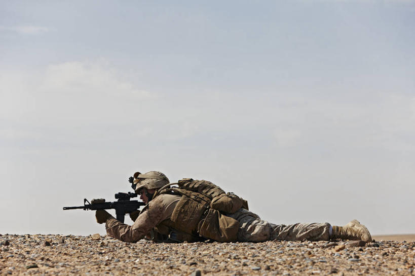 成年人,一个人,消防员,横图,室外,白天,火,阿富汗,仅一个男性,仅一个人,仅一个年轻男性,武器,摄影,专心,打斗,瞄准,狙击手,技能,男人,男性,年轻男性,年轻人,仰卧,彩图,美国海军陆战队,特种部队