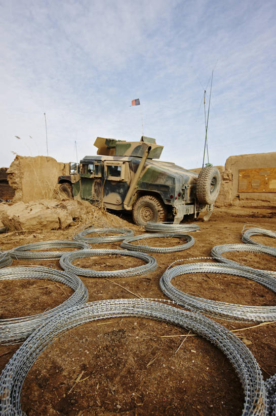 无人,竖图,室外,白天,阿富汗,冲突,设备,石墙,物品,摄影,危险,彩图,悍马,种族隔离,带刺铁丝网