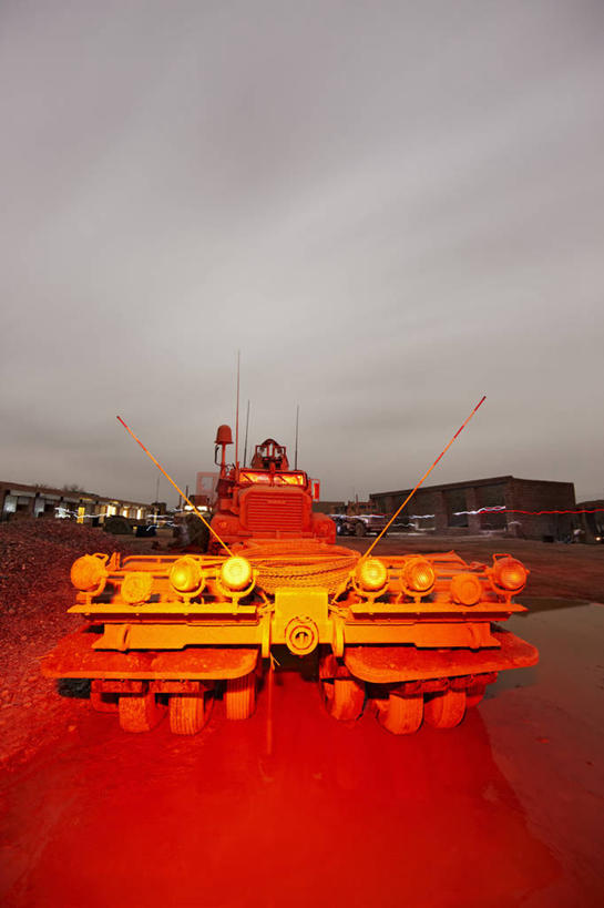 无人,竖图,室外,夜晚,照明,阿富汗,军事,光,灯,红色,灯具,摄影,保护,照亮,恐怖,照明设备,毁灭,装甲车,前照灯,前大灯,车前灯,惊骇,彩图