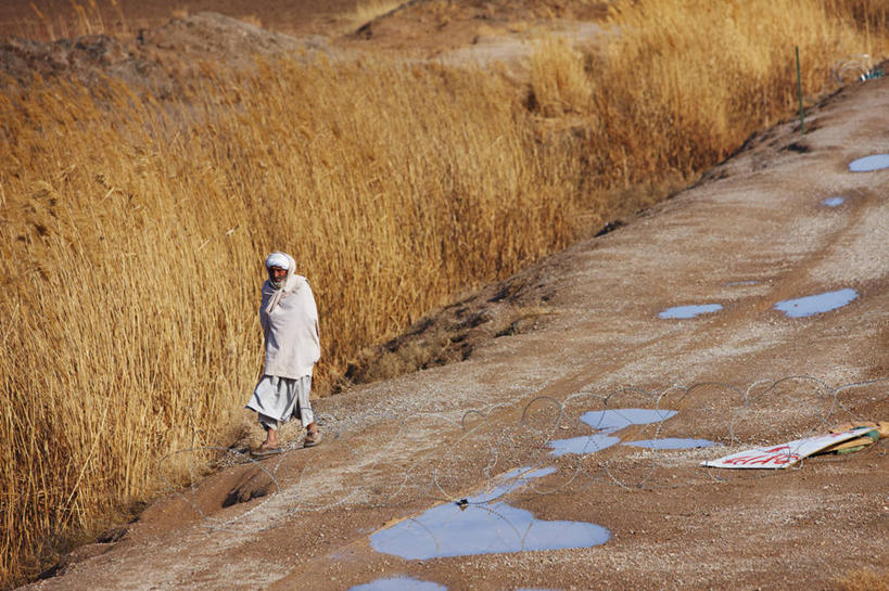 成年人,老年人,一个人,横图,室外,白天,阿富汗,仅一个男性,仅一个人,仅一个中年男性,头巾,思考,探索,摄影,泥,贫穷,货运,水坑,平民,老年男性,男人,男性,中年男性,步行,彩图,旅行