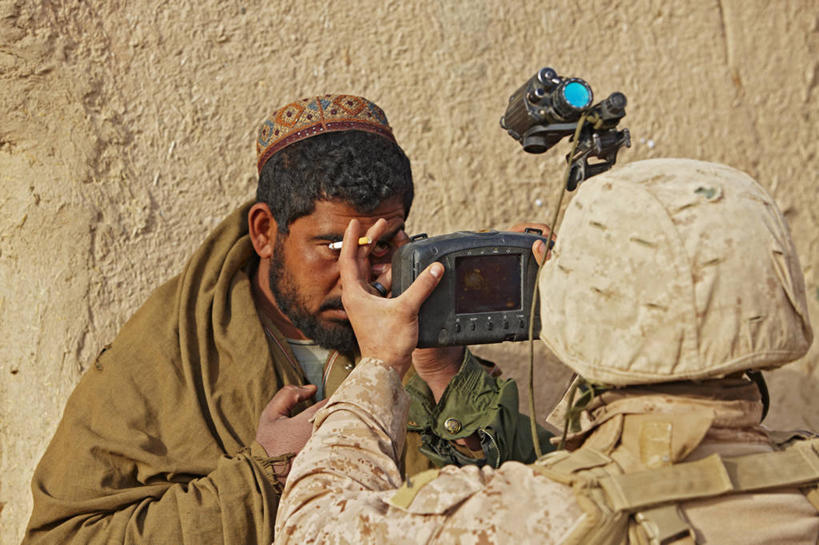 成年人,两个人,横图,室外,白天,技术,数据,阿富汗,个性,摄影,无线电技术,叛逆,男人,年轻男性,年轻人,彩图,军官,美国海军陆战队