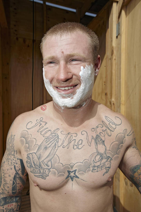 成年人,一个人,微笑,竖图,室外,白天,仅一个男性,仅一个人,纹身,仅一个年轻男性,摄影,剃须膏,卫生,剃胡子,男人,男性,年轻男性,年轻人,彩图,美国海军陆战队