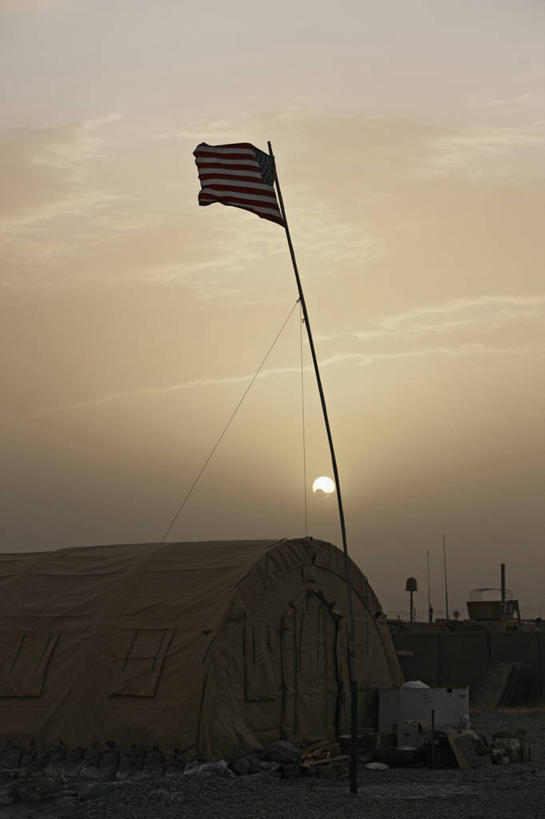 无人,竖图,室外,白天,日落,风,旗帜,日光,阿富汗,房屋,酒类,挥手,酒,饮料,美国国旗,摄影,剪影,爱国主义,蒸馏酒,烈酒,彩图,美国海军陆战队