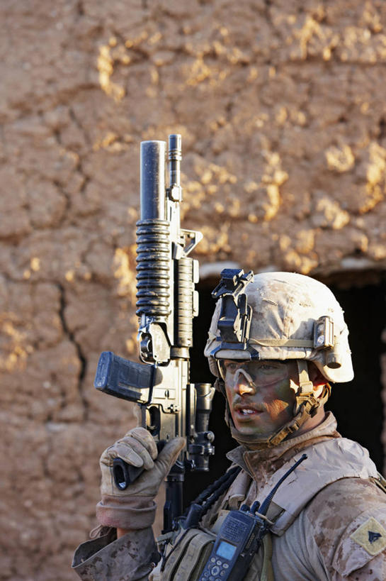 成年人,一个人,竖图,室外,白天,竞争,阿富汗,仅一个男性,仅一个人,对抗,冲突,枪支,头盔,头饰,破坏,仅一个年轻男性,武器,战争,摄影,损坏,发射器,攻击,恐怖,威胁,对立,矛盾,兵器,打斗,防御,进攻,炮弹,榴弹,榴弹发射器,敌对,挫败,斗争,抗拒,抗衡,杀伤,威慑,技能,危险,男人,男性,年轻男性,年轻人,彩图,开花弹,军官,美国海军陆战队,特种部队