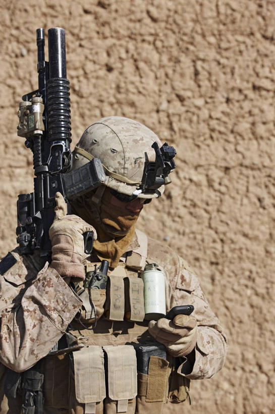 成年人,一个人,竖图,室外,白天,手机,阿富汗,仅一个男性,仅一个人,朦胧,模糊,头盔,头饰,仅一个年轻男性,摄影,发短信,无线电技术,男人,男性,年轻男性,年轻人,彩图,军官,美国海军陆战队