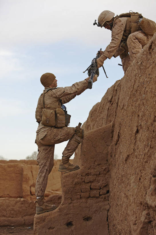 成年人,两个人,竖图,室外,白天,合作,阿富汗,枪支,武器,战争,摄影,锯子,合伙,机关枪,来福枪,年轻男性,年轻人,彩图,美国海军陆战队,特种部队